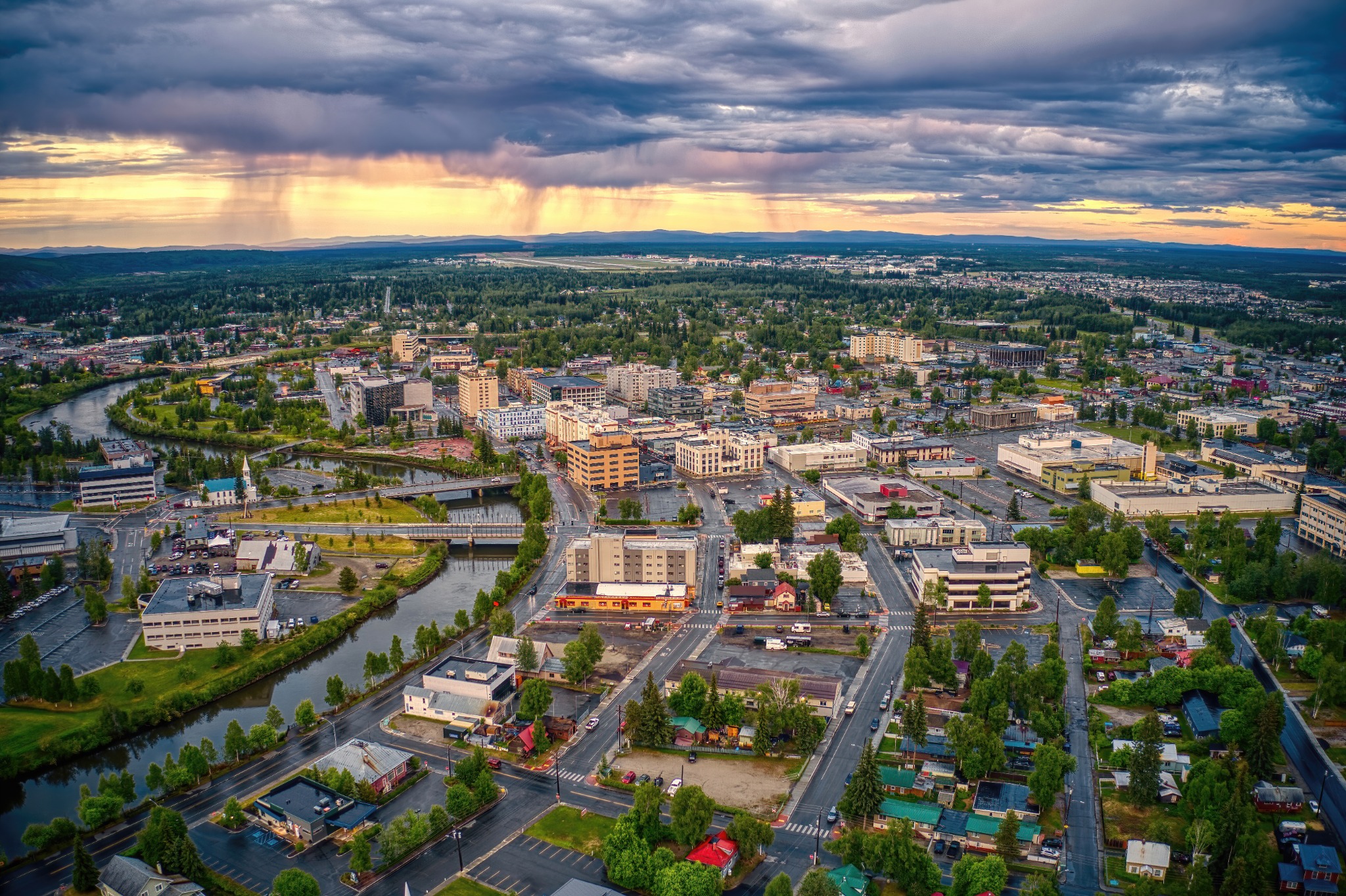 Fairbanks, Alaska vanuit de lucht met rivier en stad