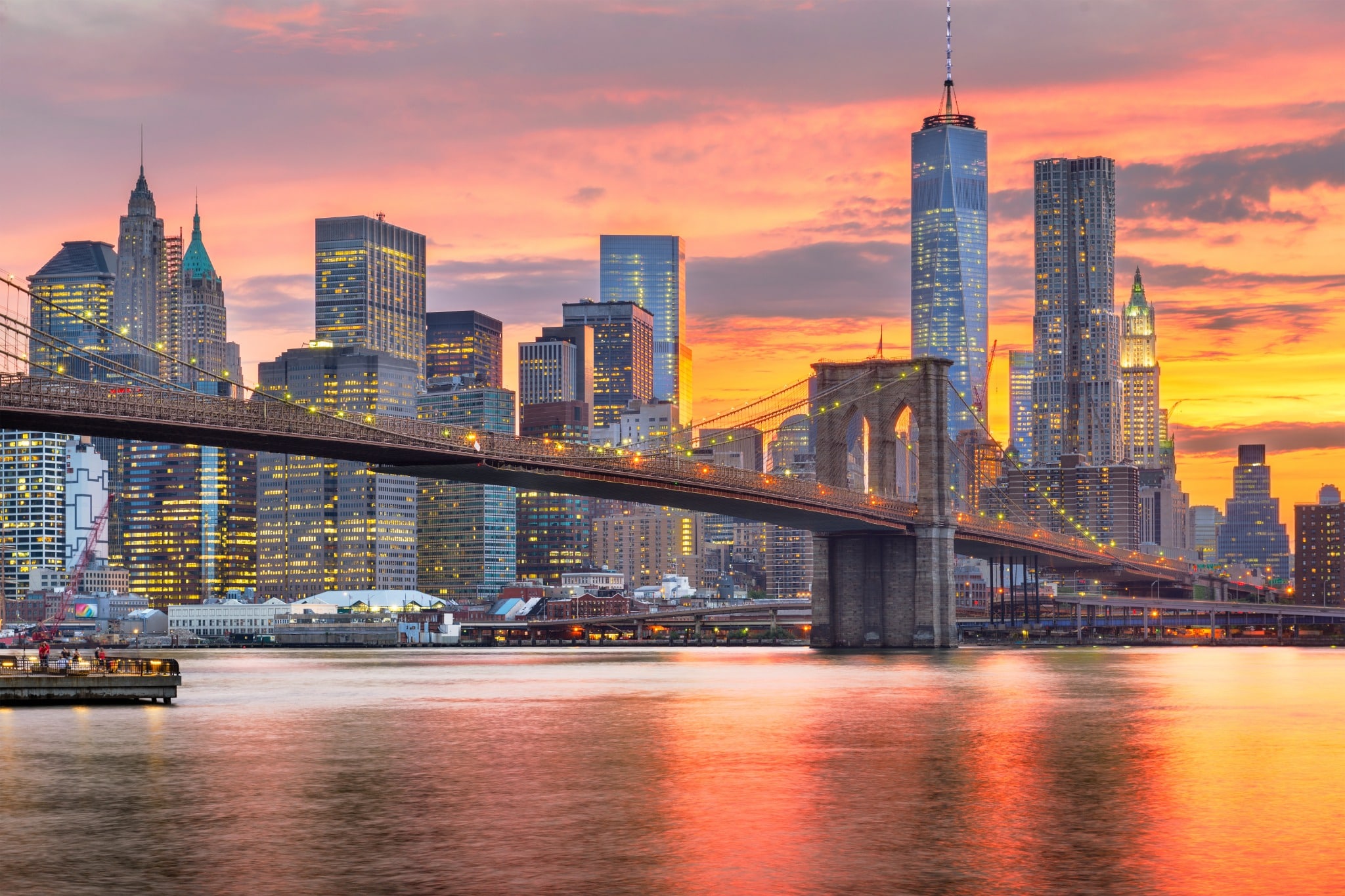 Brooklyn Bridge in New York City bij zonsondergang