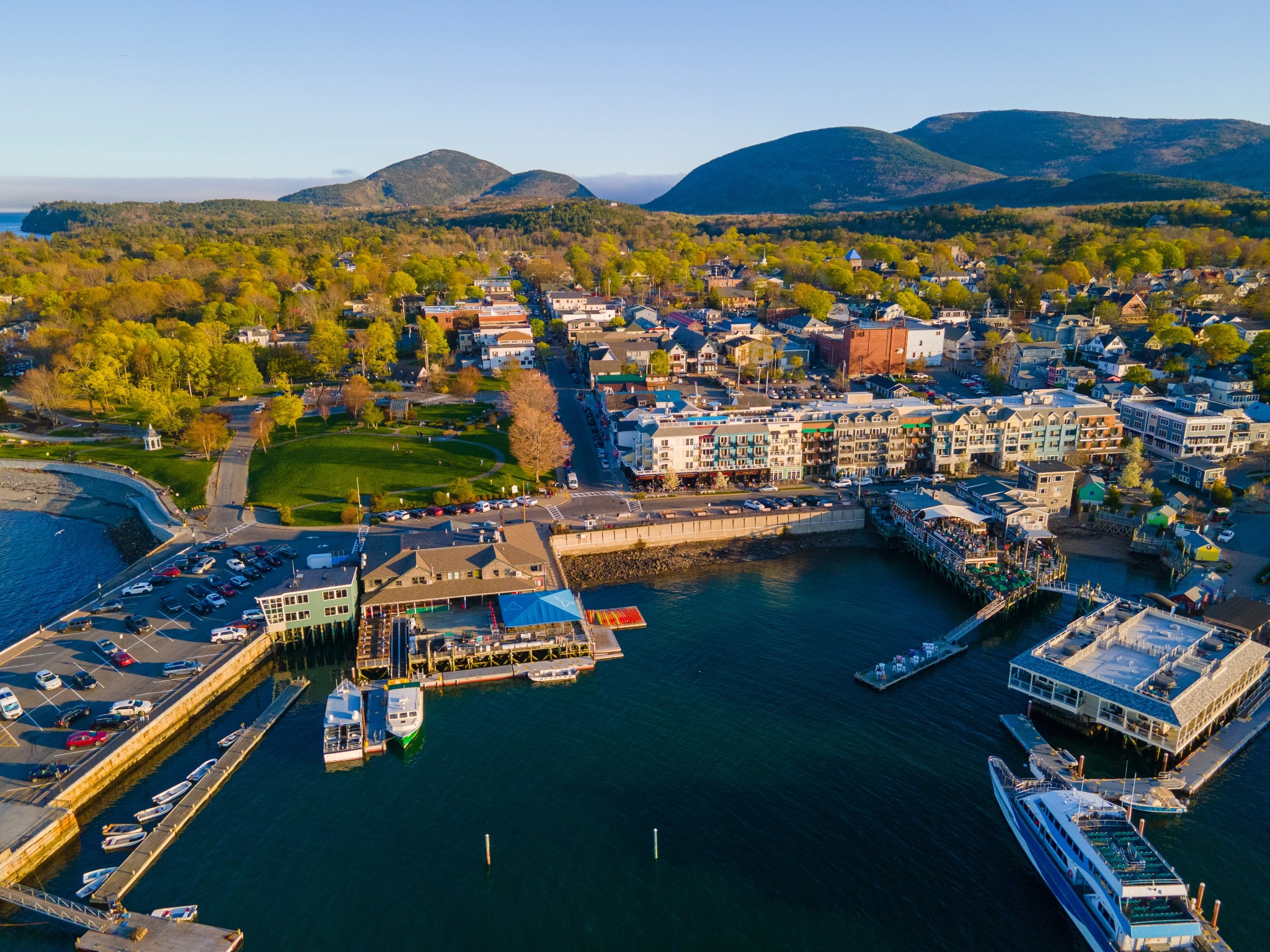 Luchtfoto van centrum en waterfront in Bar Harbor, Maine