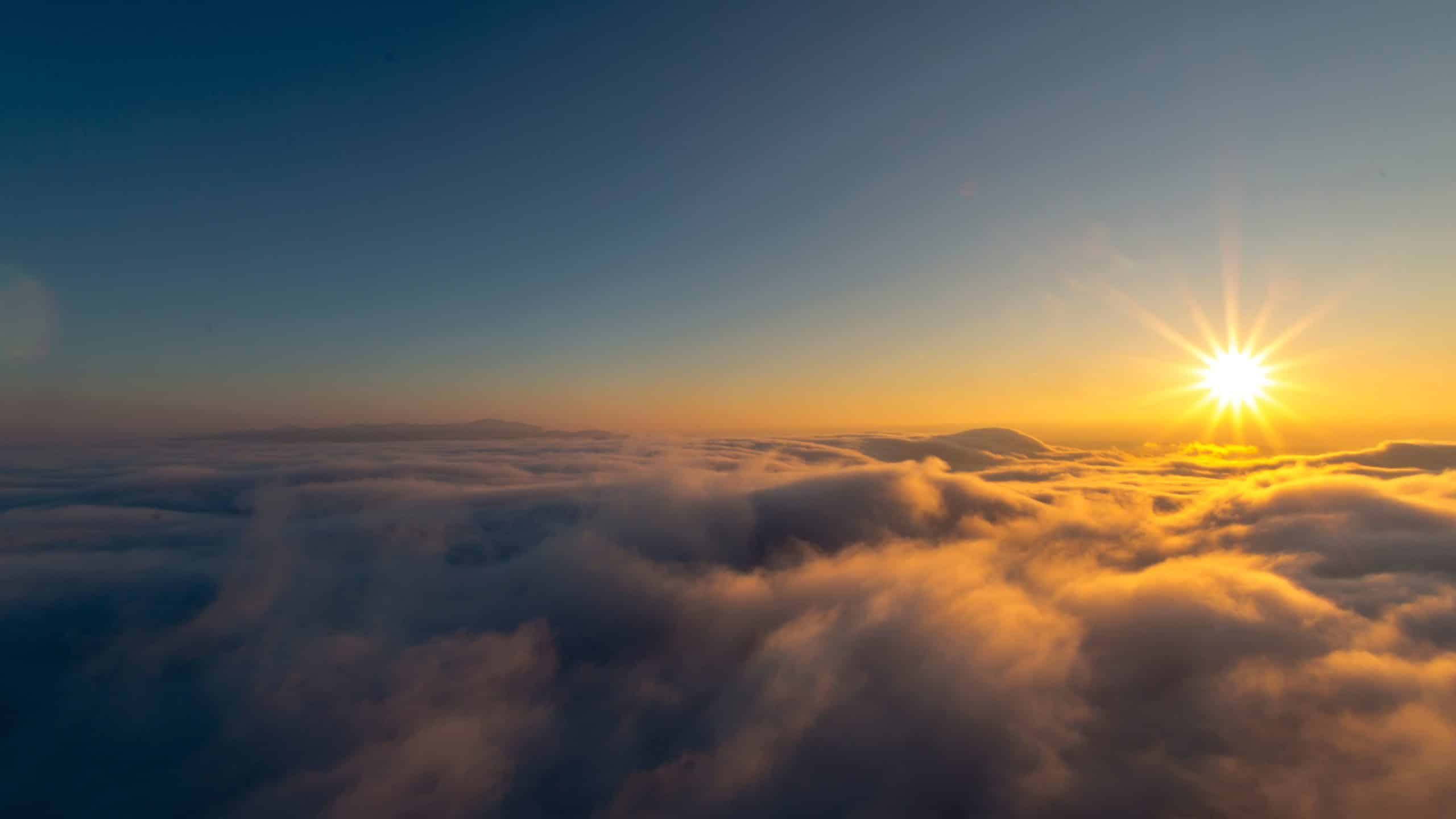 Zonsopkomst boven een wolkendek