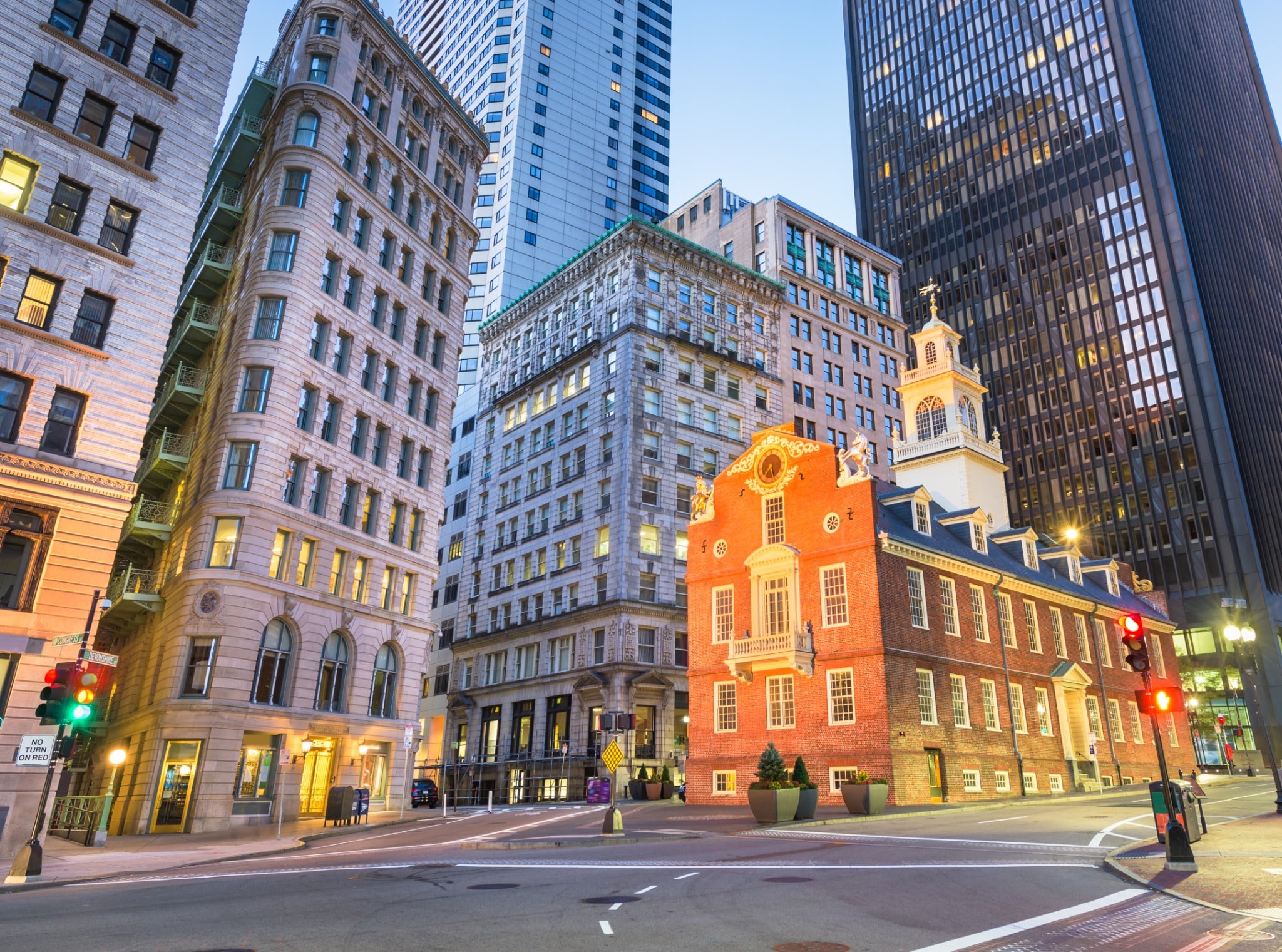 Old State House en omliggende gebouwen in Boston, Massachusetts noordoost amerika by rail