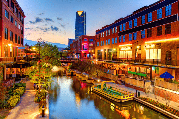 Het Bricktown District in Oklahoma City bij avond