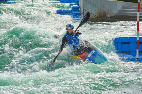 Kanoër vaart door golven in de Olympische rivier bij OKC