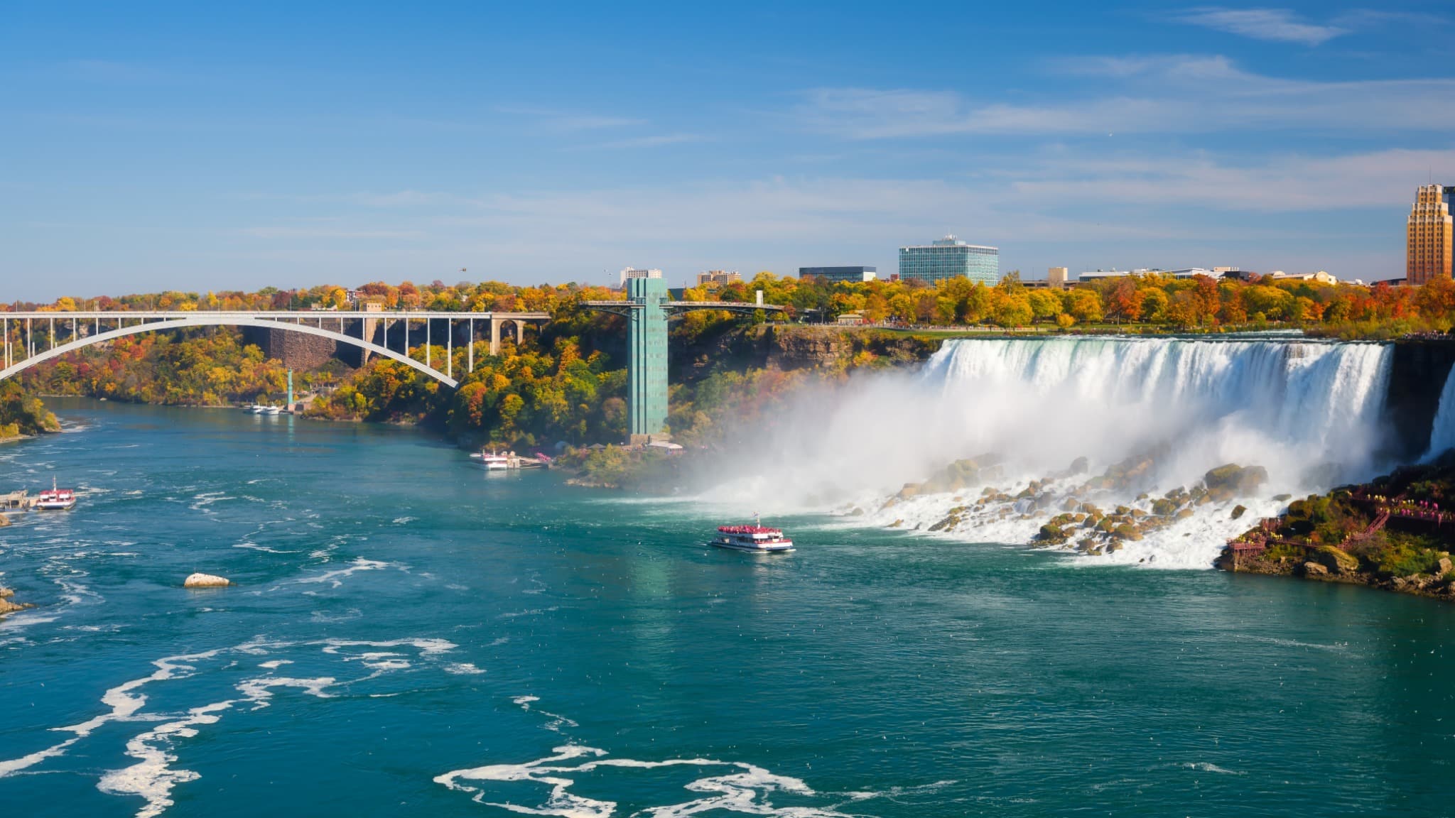 Watervallen en Rainbow Bridge bij Niagara Falls in New York