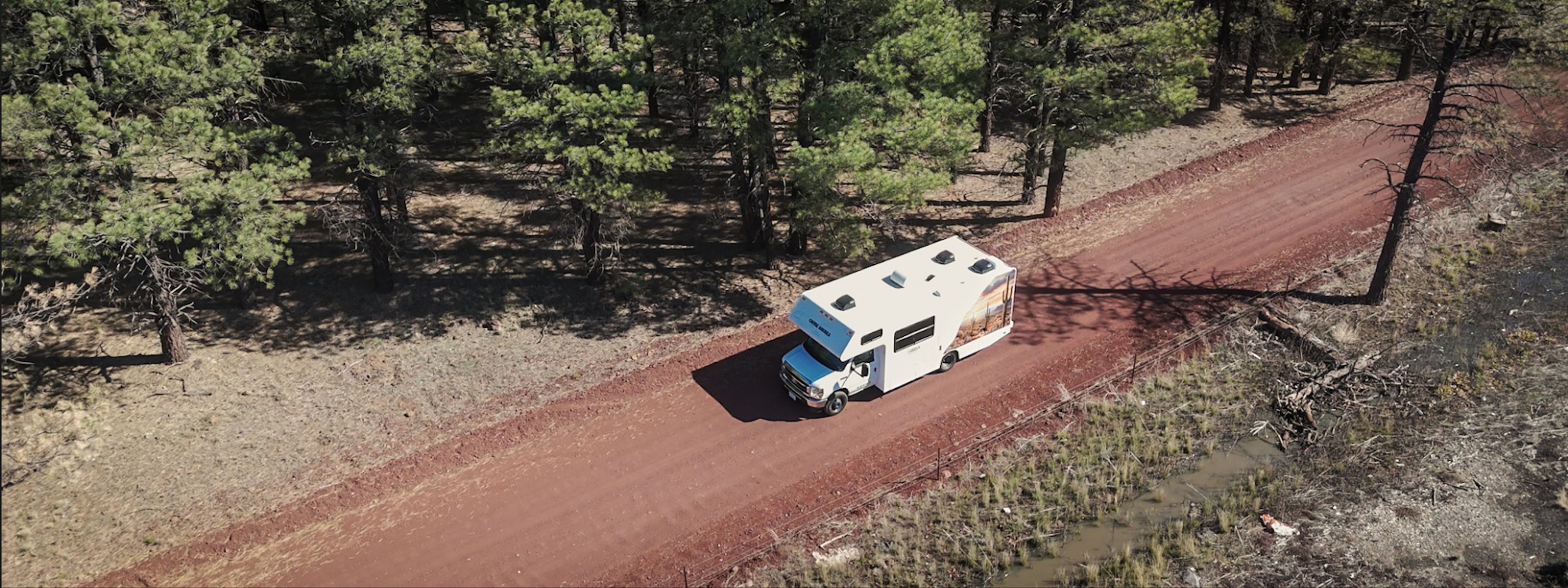 Cruise America camper op bosweg in Arizona