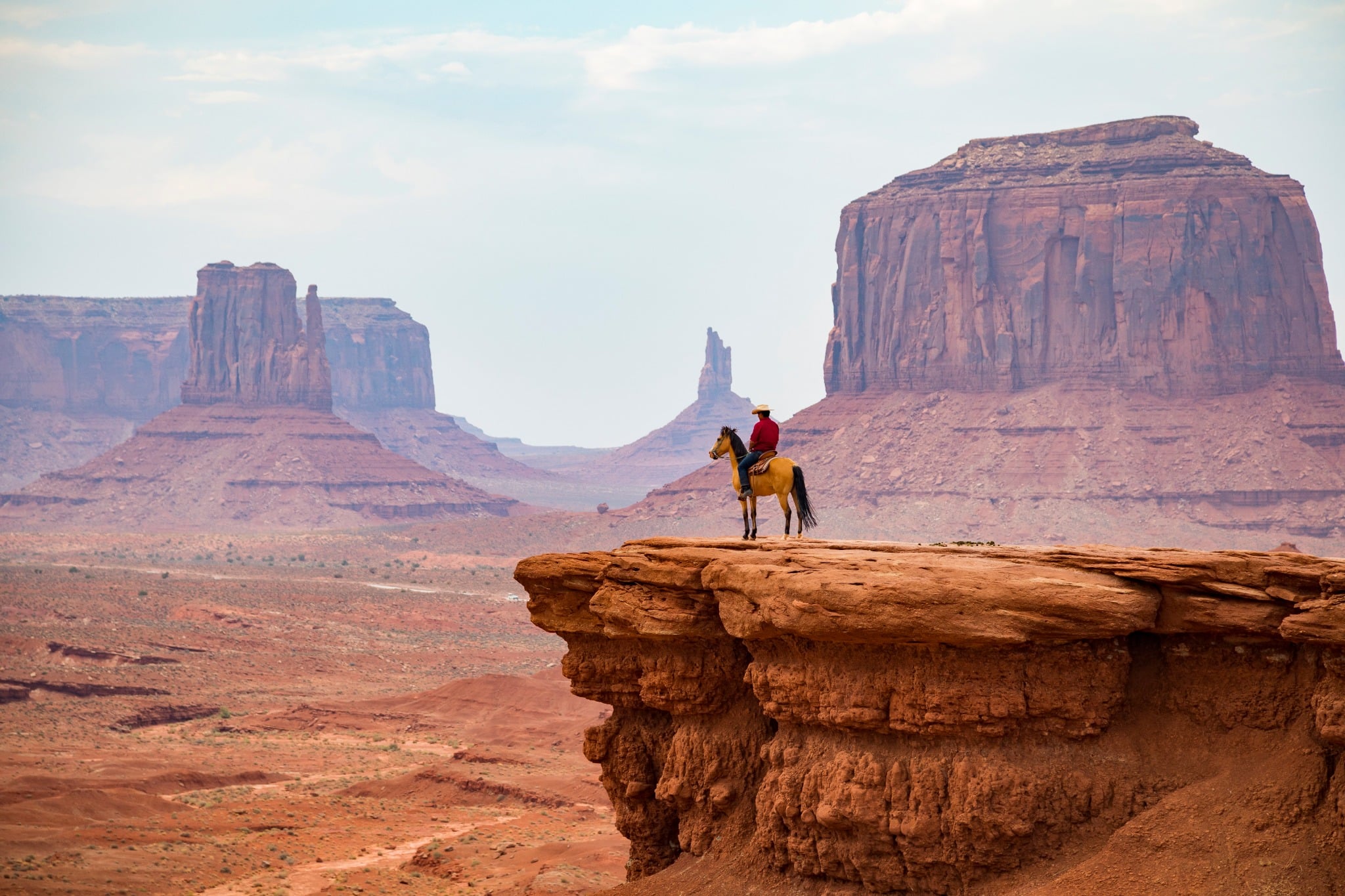 Ruiter op rotsplateau in Monument Valley in Arizona