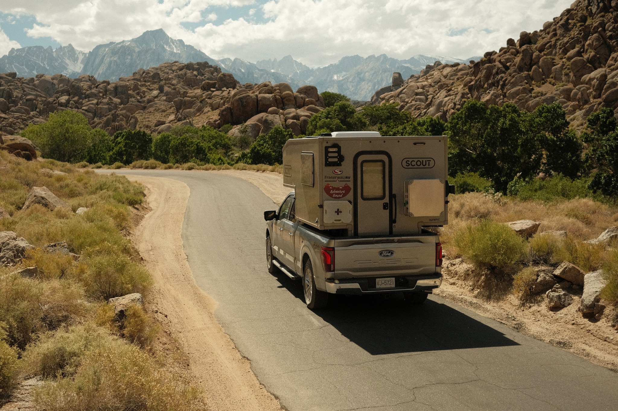 Fraserway Truck Camper Scout op bosweg in Canada