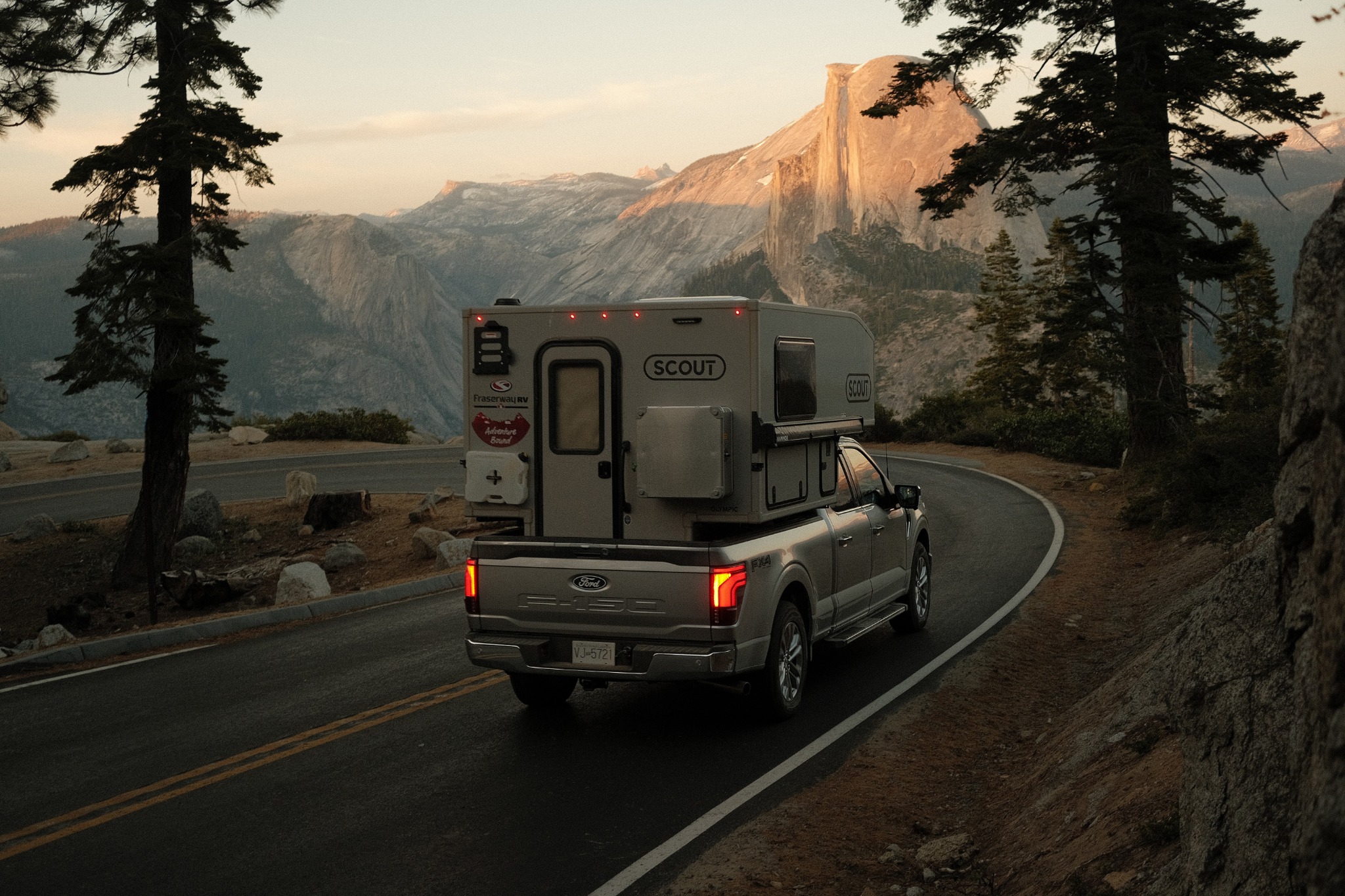 Fraserway Truck Camper Scout bij bergen en rotsen in Californië