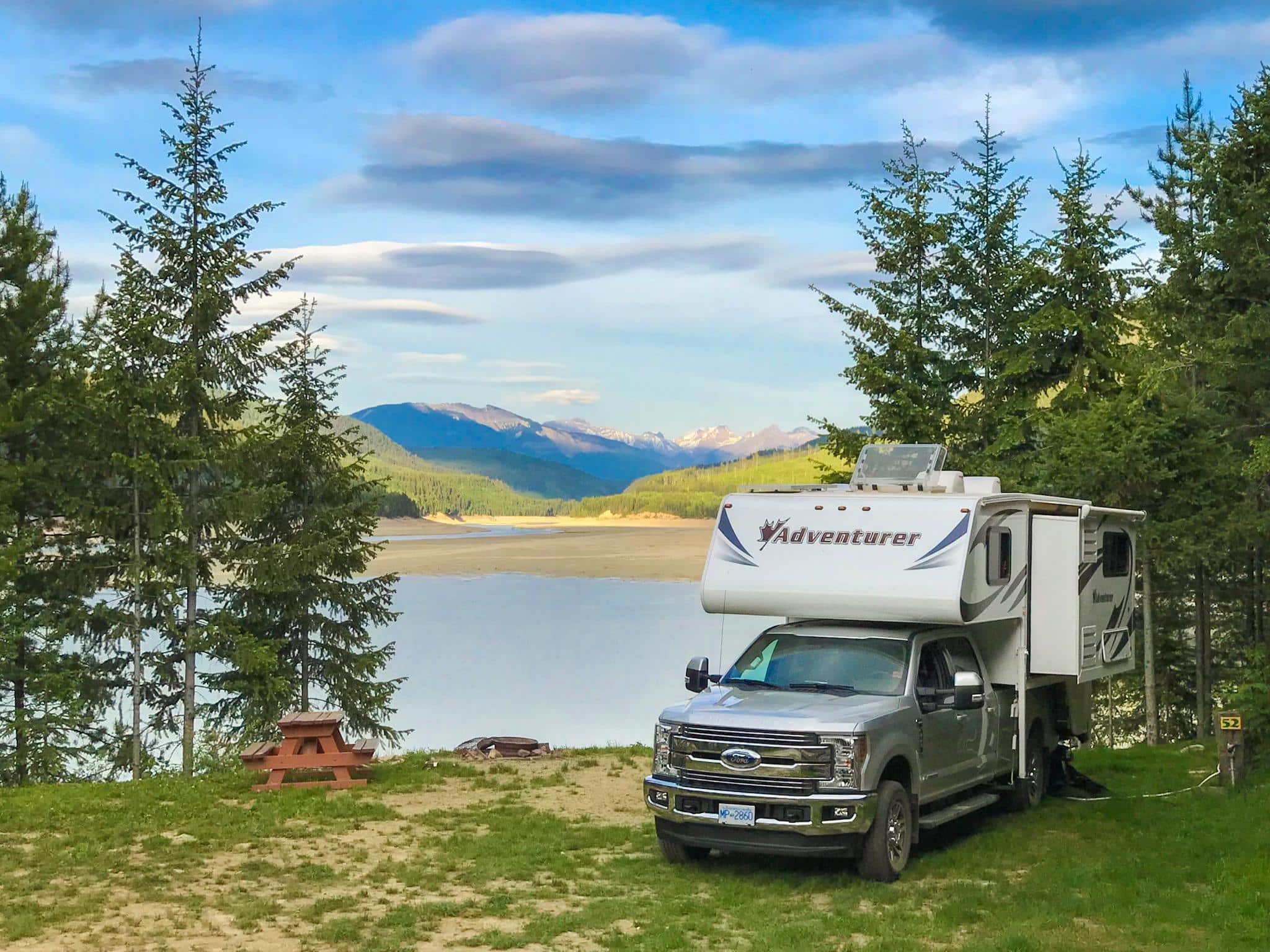 Fraserway Truck Camper aan meer en bos Canada