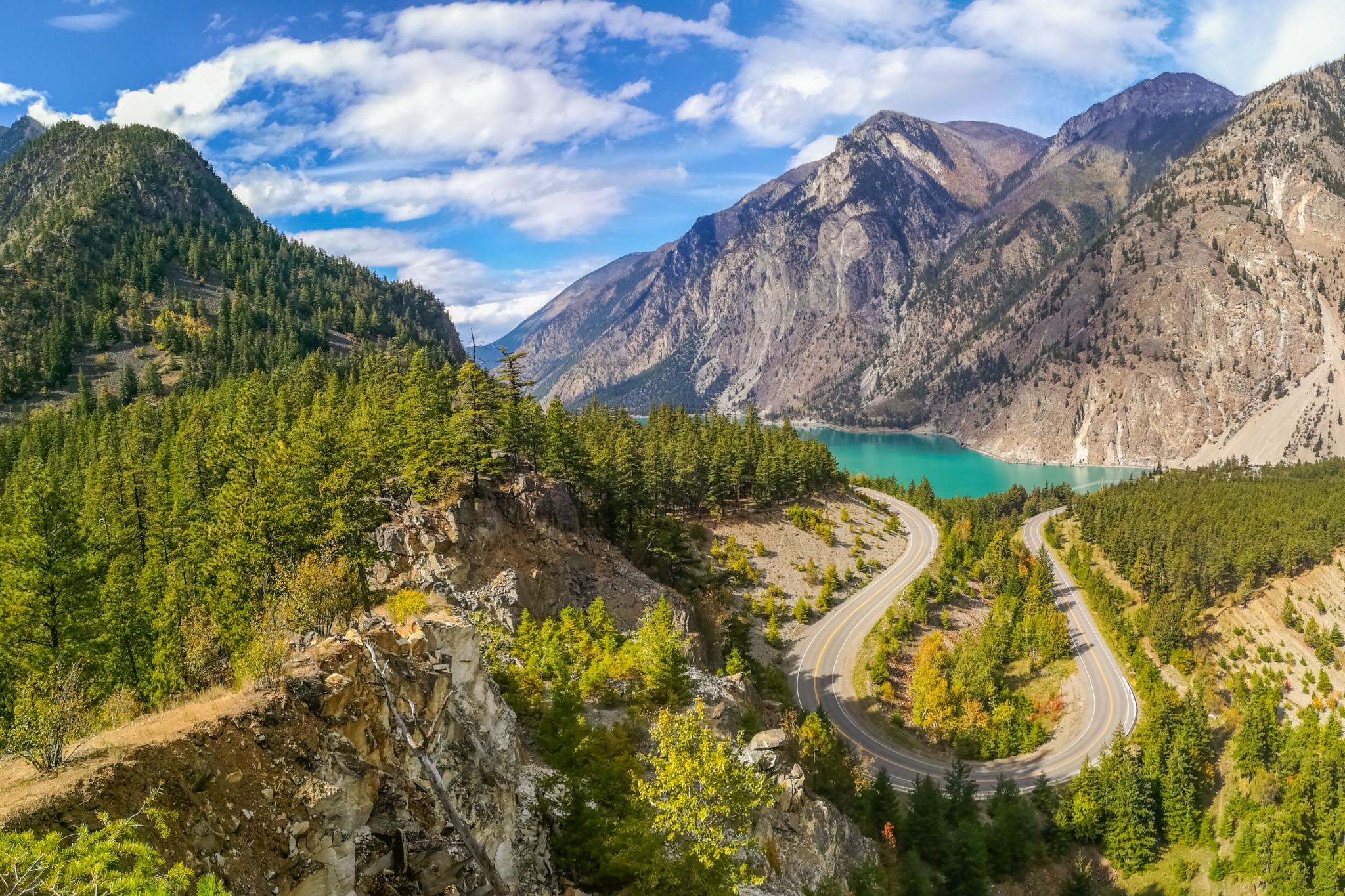 West Canada BC Lillooet bochtige weg langs bergmeer