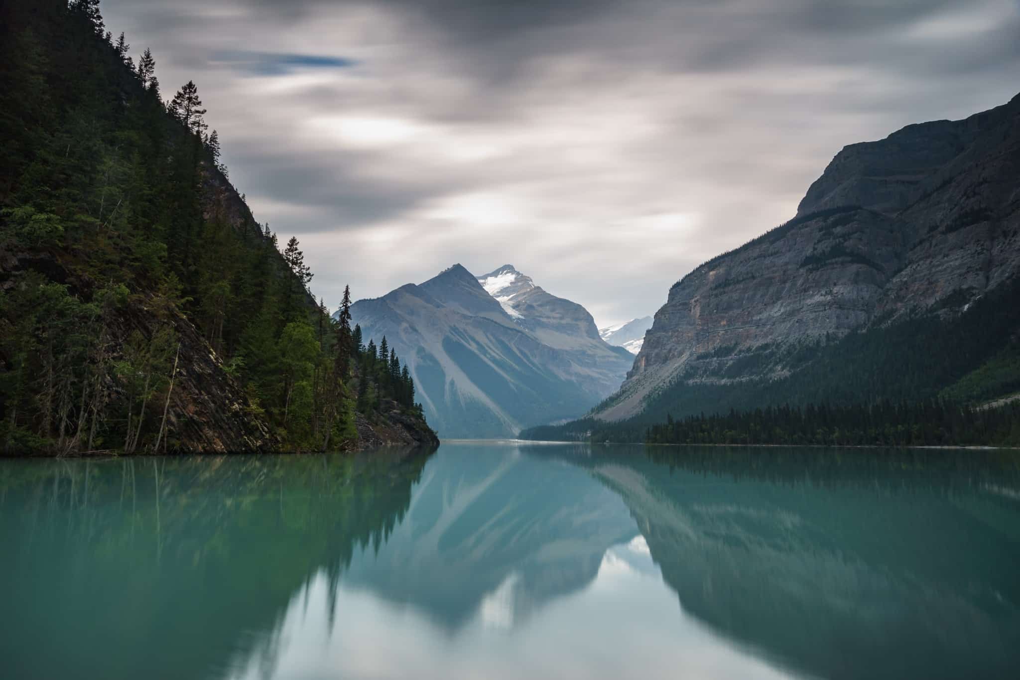 West Canada BC Valemount bergmeer met bergen