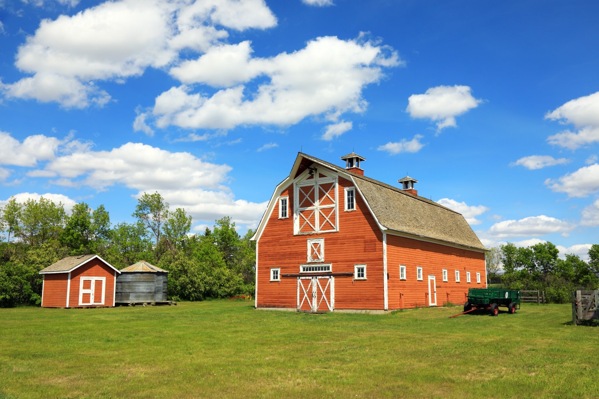 Centraal Canada SK North Battleford rode schuur op prairie