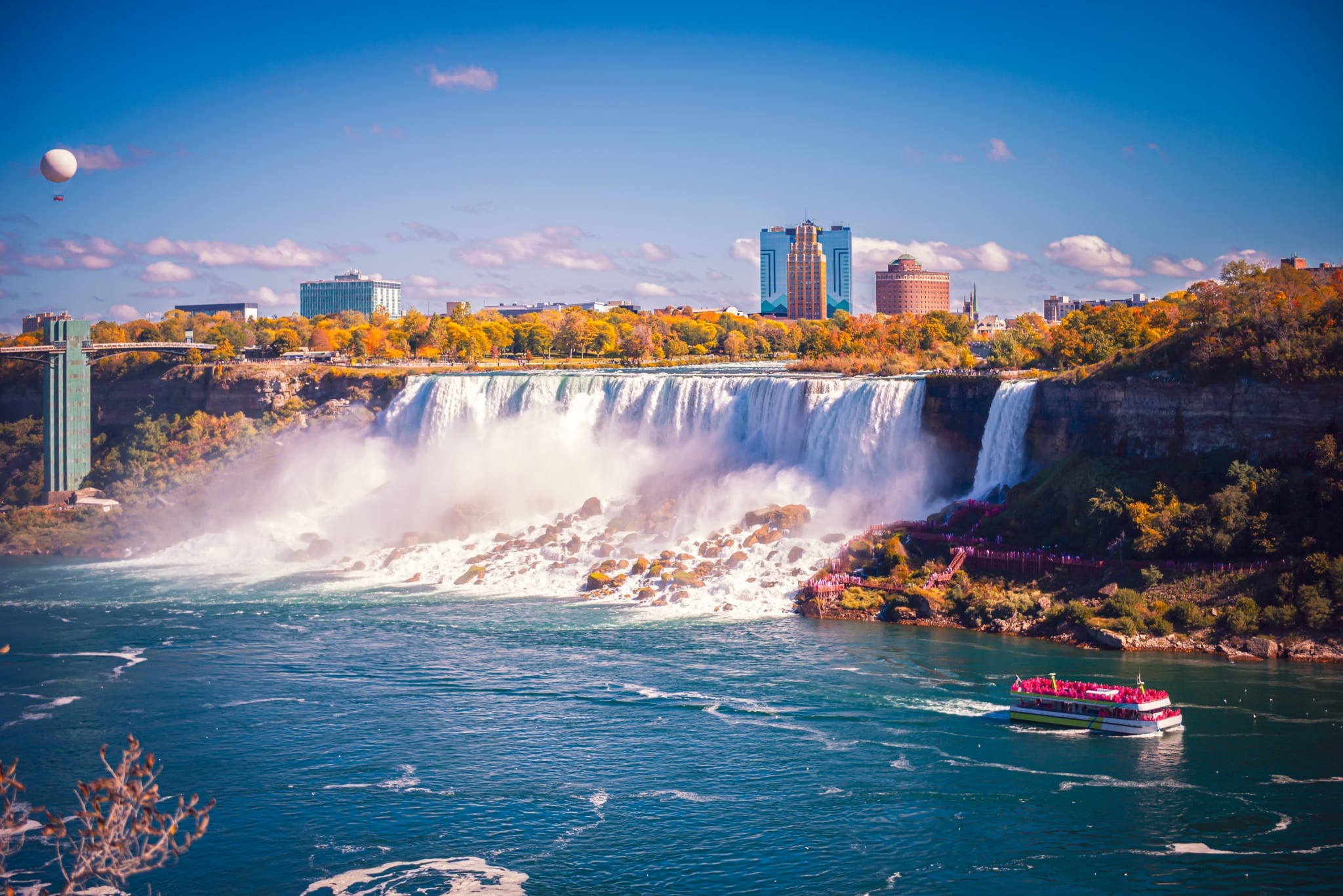 Oost Canada ON Niagara Falls overzicht met skyline en boot