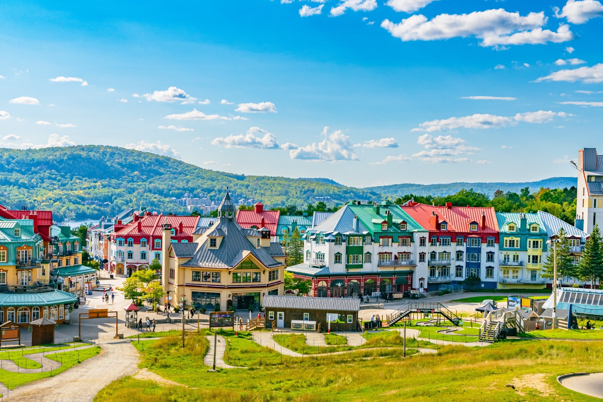 Oost Canada QC Mont Tremblant dorp met kleurrijke gevels in zomer