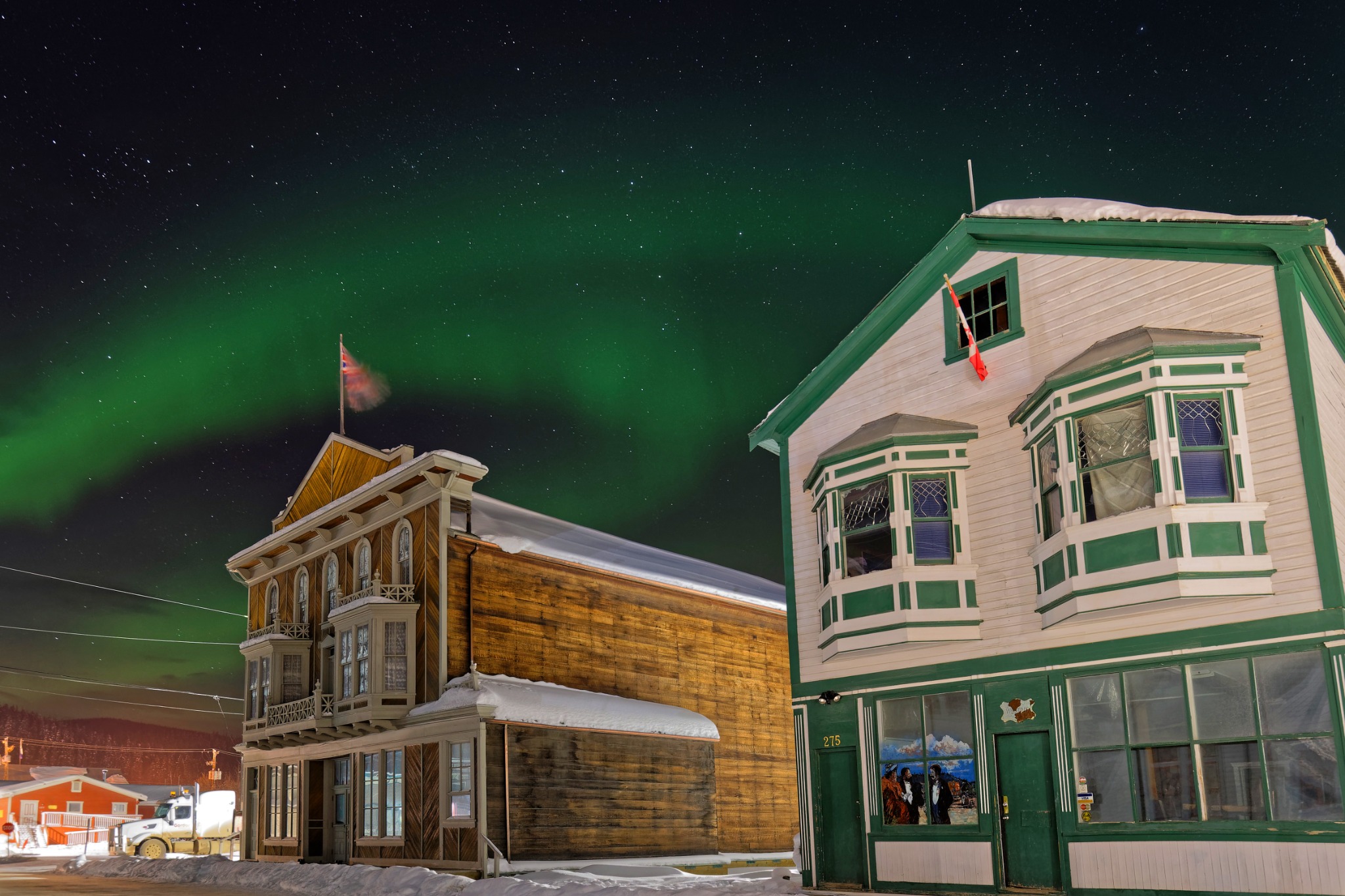 Yukon YT Dawson City historische gebouwen met noorderlicht