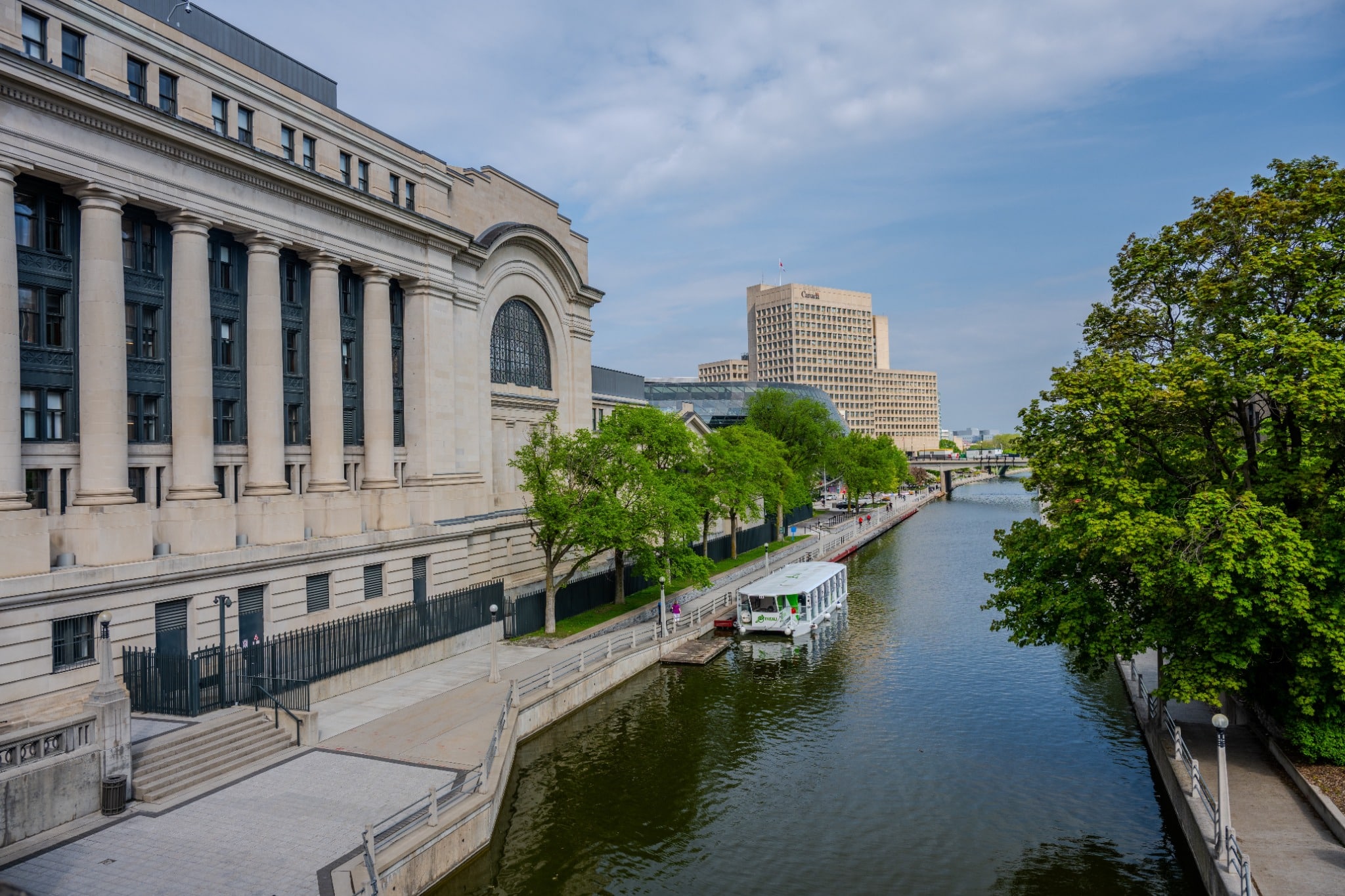 Oost Canada ON Ottawa Rideau Canal met rondvaartboot en skyline
