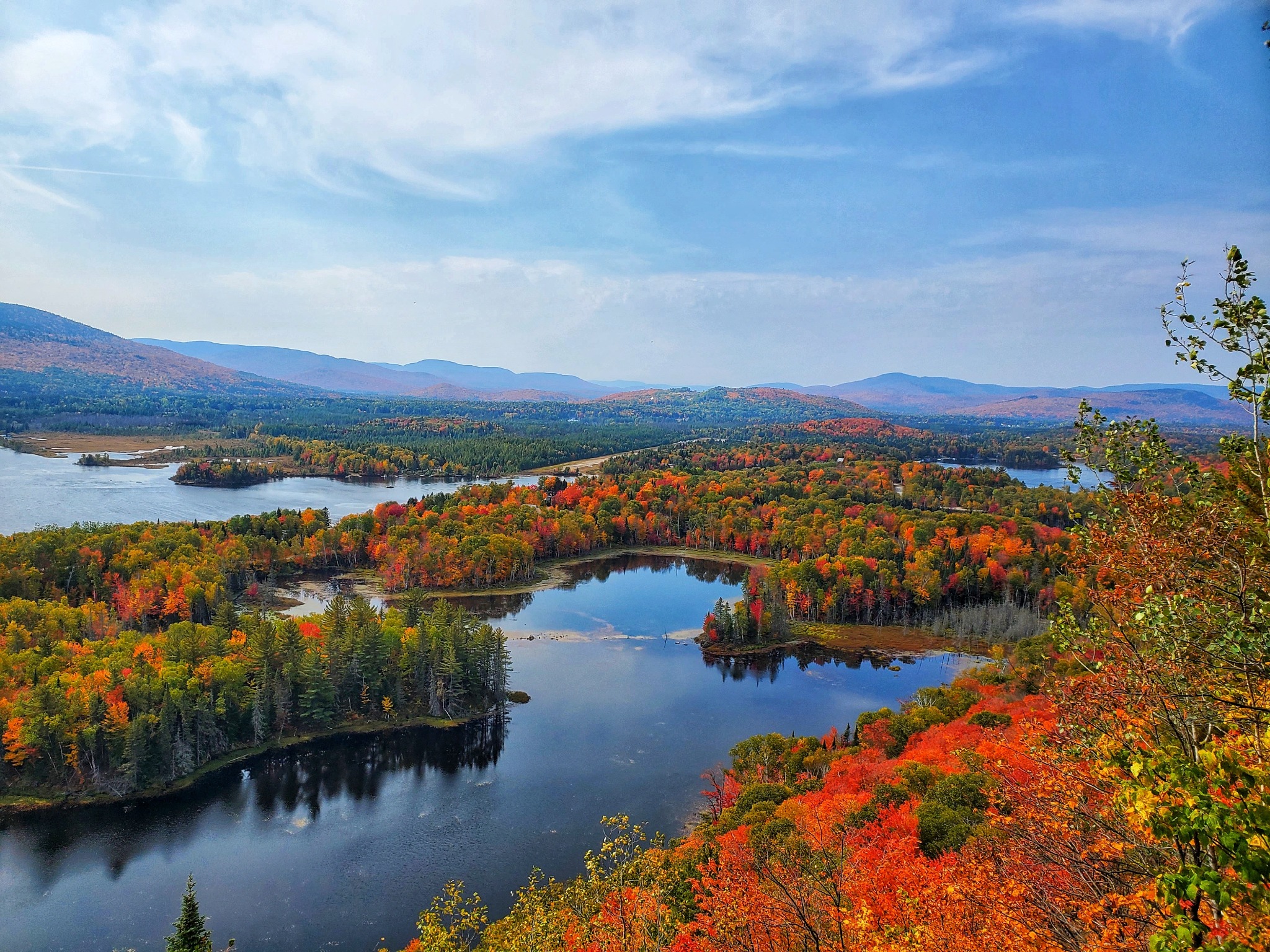 Herfstkleuren rond Mont-Tremblant in Quebec met meren en bossen tijdens de beroemde Indian Summer in Oost-Canada.