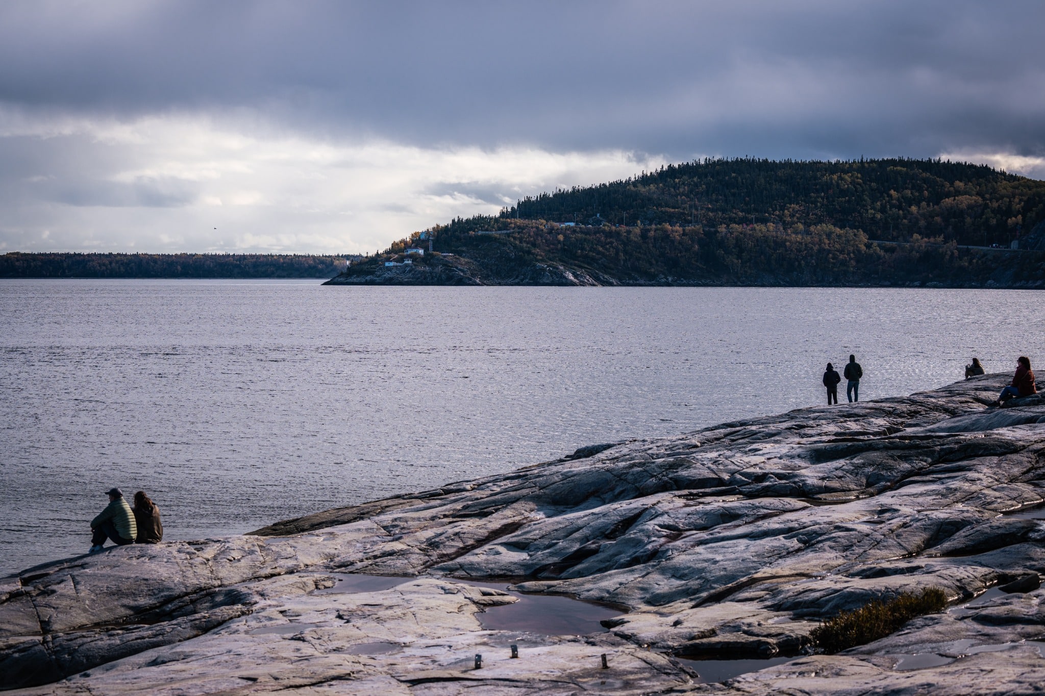 Oost Canada QC Tadoussac uitzicht over de Saint Lawrence rivier en rotsachtige kust